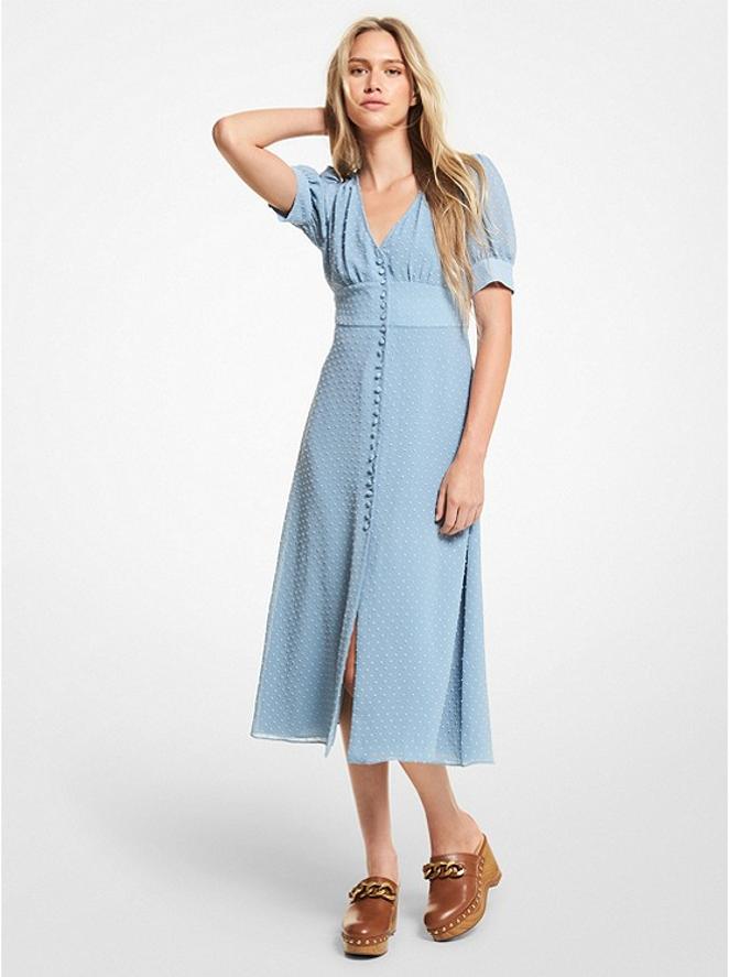 Vestido de Michael Kors. Vestido midi de fil coupé con lunares y mangas abullonadas. Precio: 250€