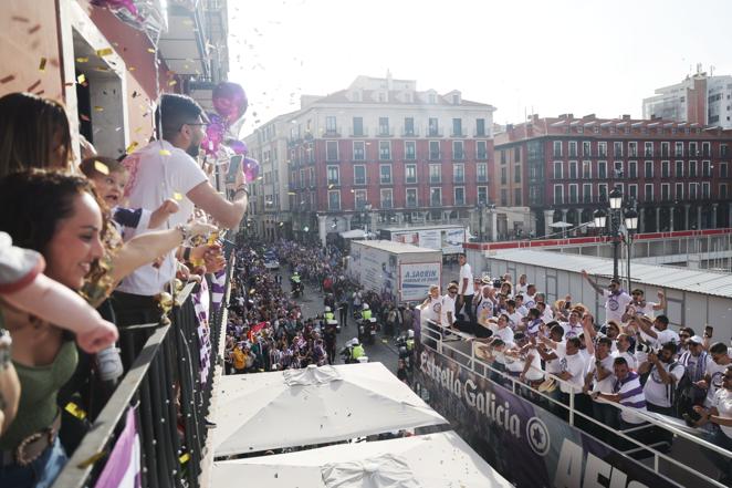 Fotogalería: la afición se vuelca con el Valladolid en la celebración del ascenso