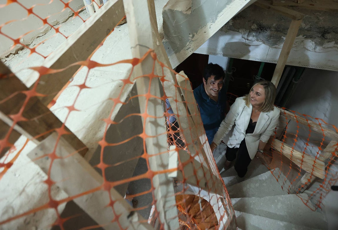 La visita de la consejera de Fomento a la colocación de ascensores en Córdoba, en imágenes