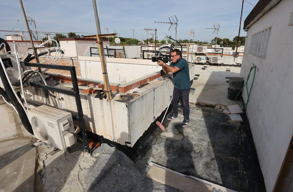 La visita de la consejera de Fomento a la colocación de ascensores en Córdoba, en imágenes