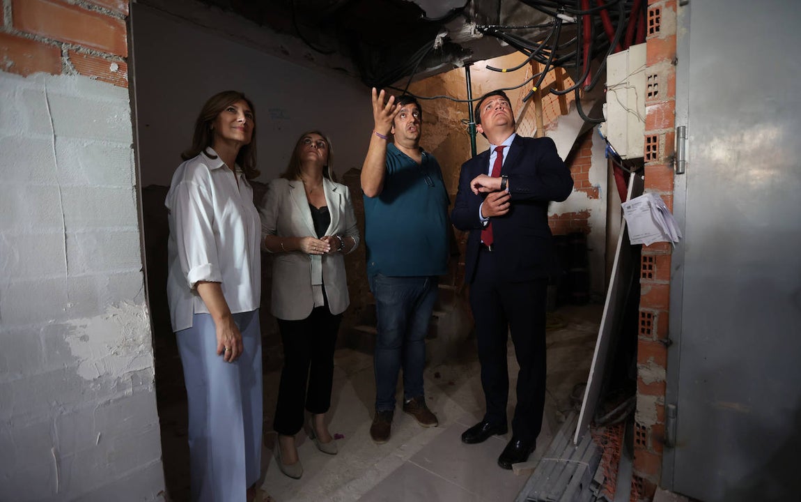 La visita de la consejera de Fomento a la colocación de ascensores en Córdoba, en imágenes