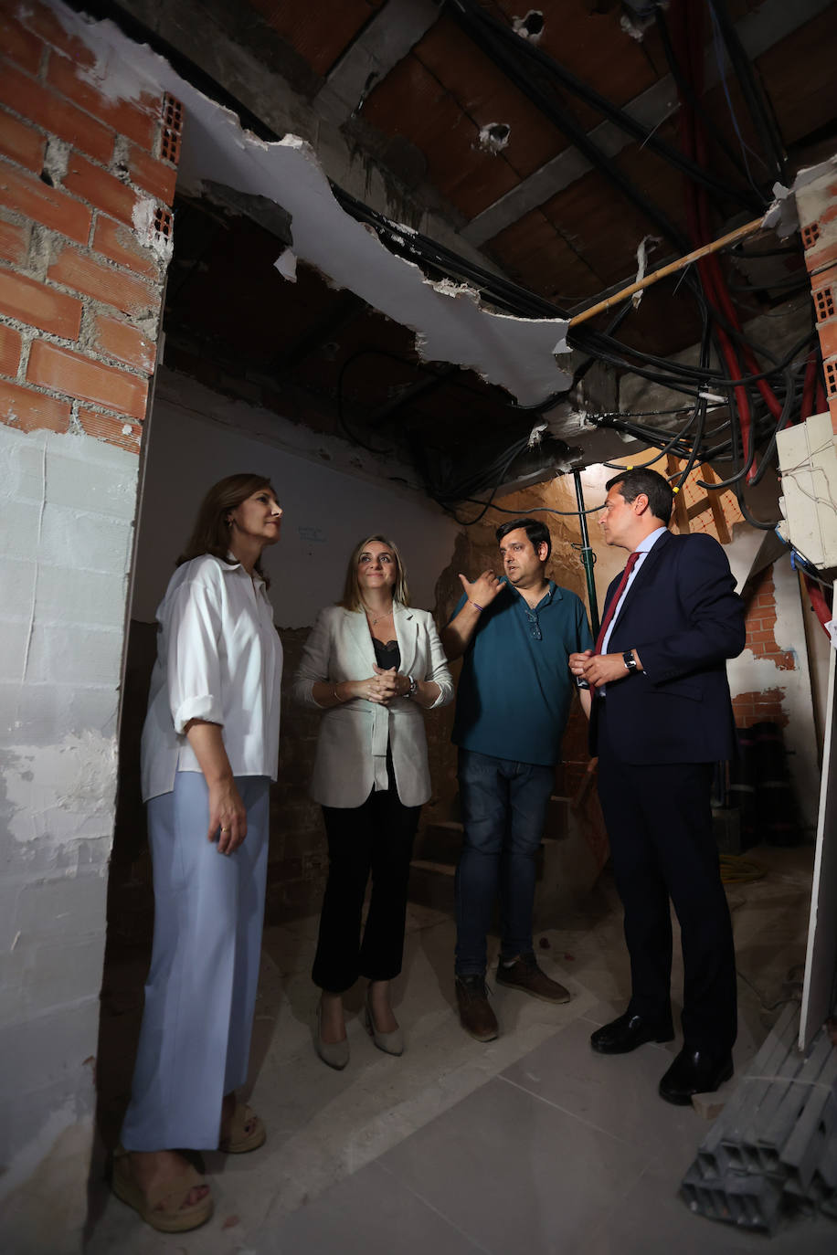 La visita de la consejera de Fomento a la colocación de ascensores en Córdoba, en imágenes