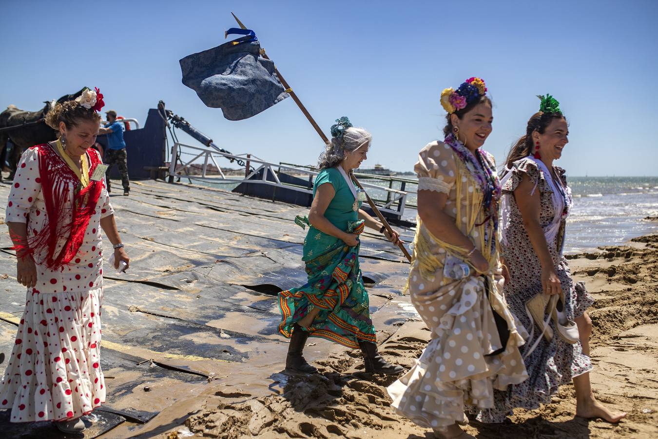 Embarque de hermandades en Bajo de Guía, en imágenes