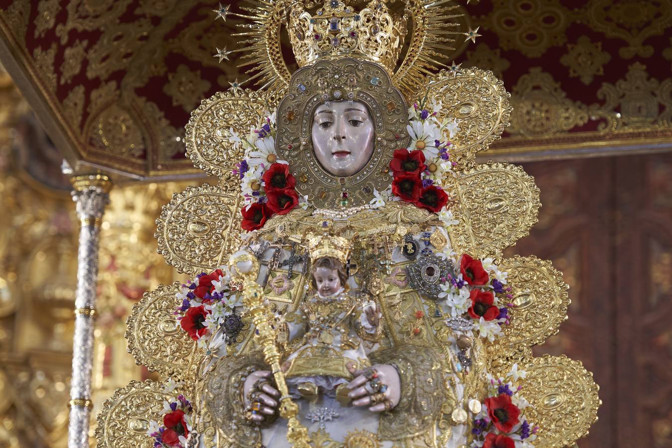 La Virgen del Rocío ya viste de reina para la romería del «reencuentro»