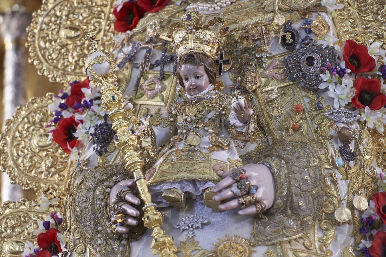 La Virgen del Rocío ya viste de reina para la romería del «reencuentro»