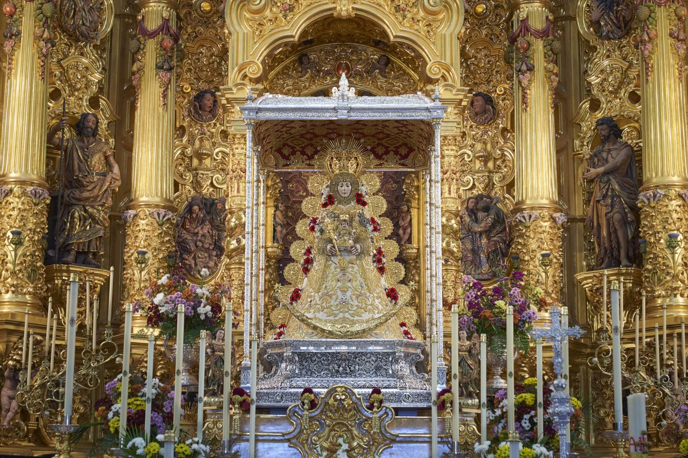 La Virgen del Rocío ya viste de reina para la romería del «reencuentro»