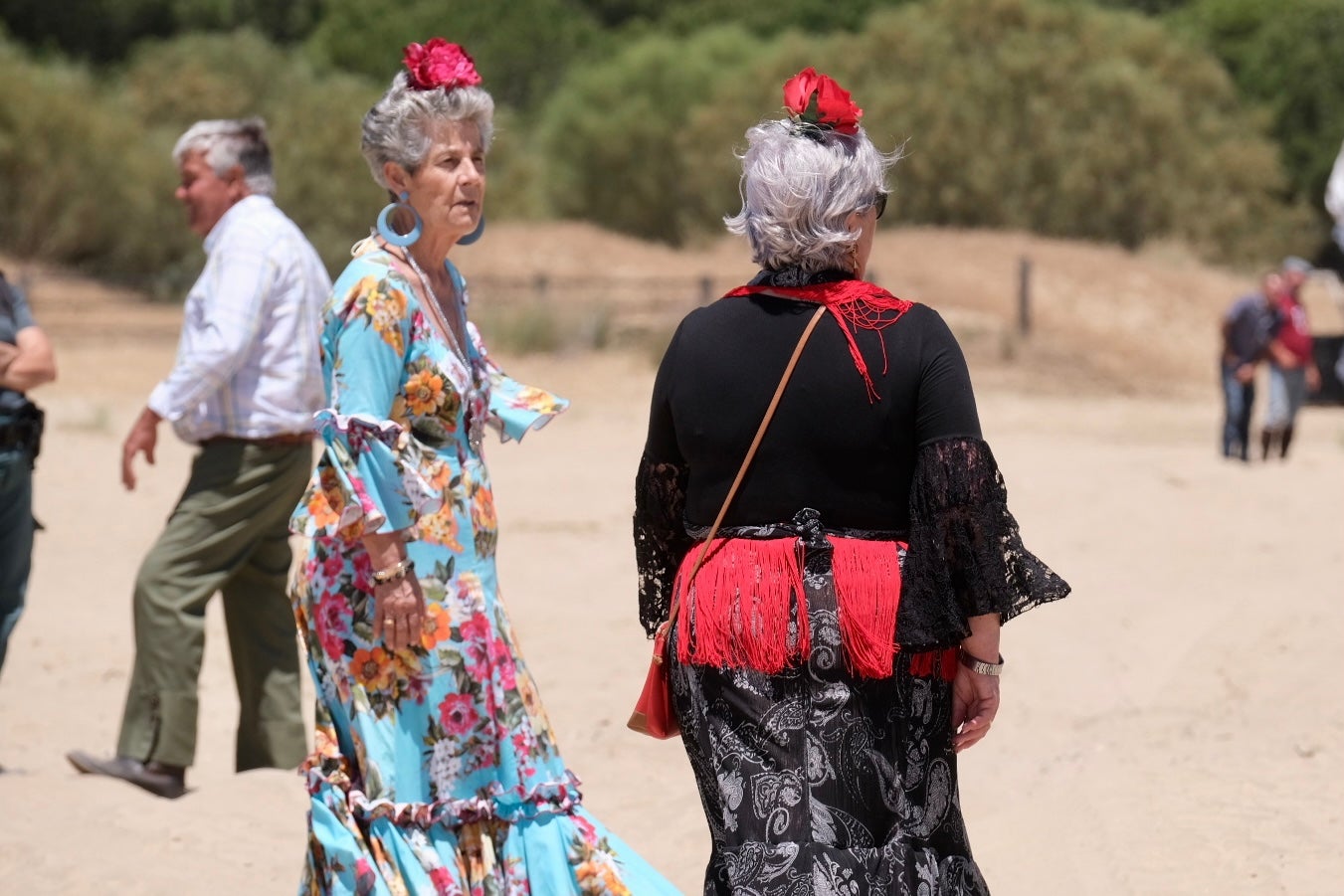 En imágenes: Así han cruzado las hermandades de Cádiz por Bajo de Guía en dirección a la aldea del Rocío