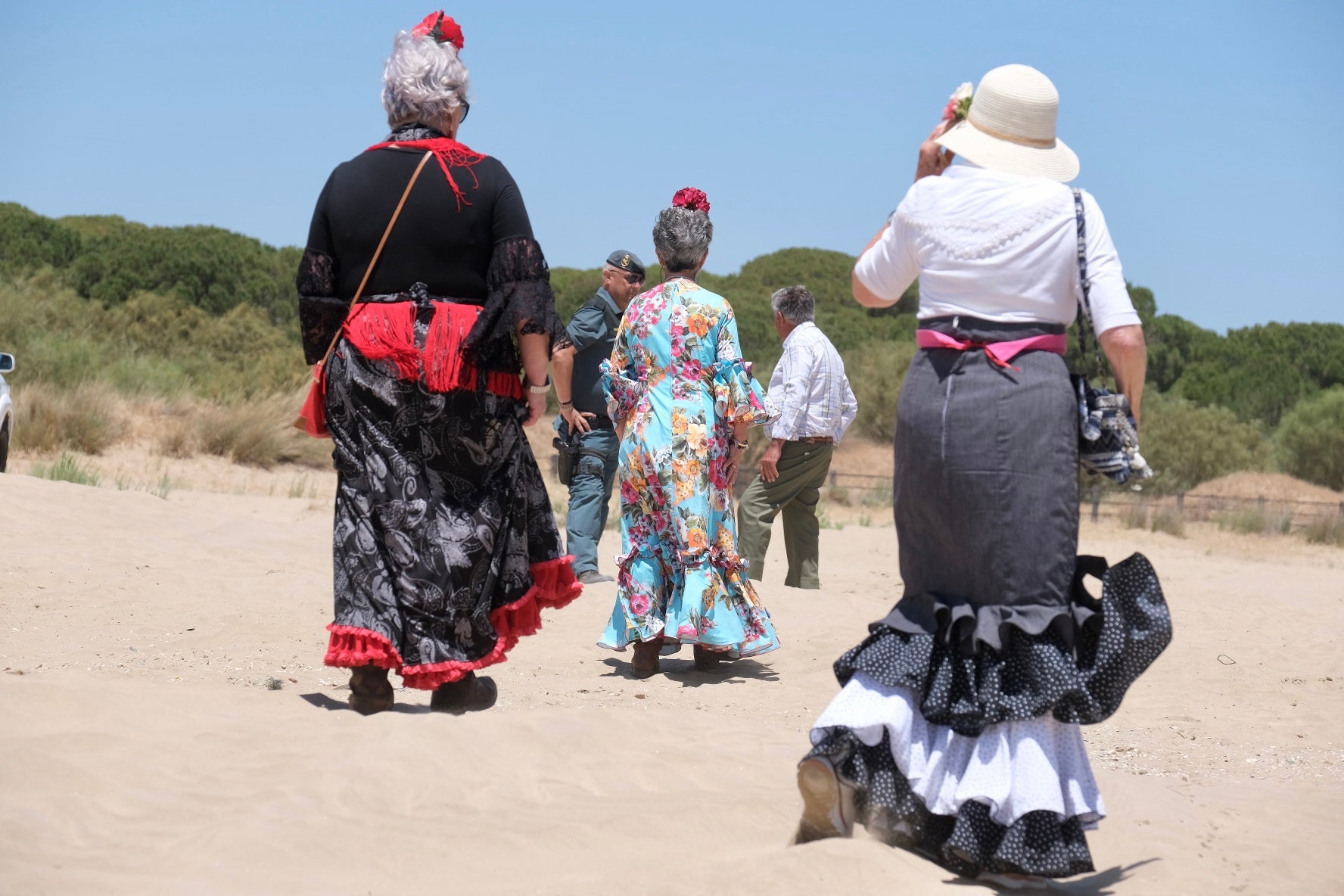 En imágenes: Así han cruzado las hermandades de Cádiz por Bajo de Guía en dirección a la aldea del Rocío