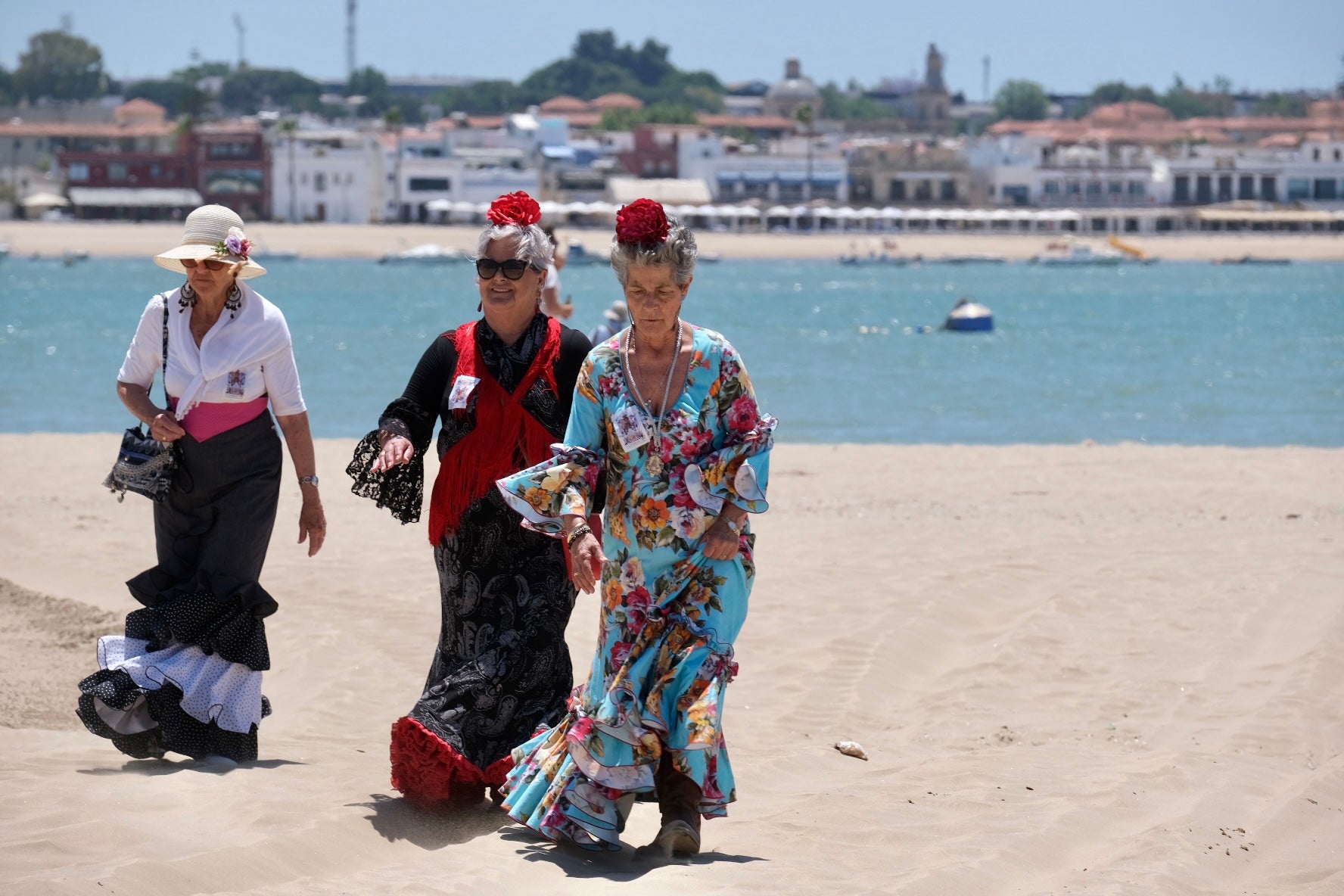 En imágenes: Así han cruzado las hermandades de Cádiz por Bajo de Guía en dirección a la aldea del Rocío