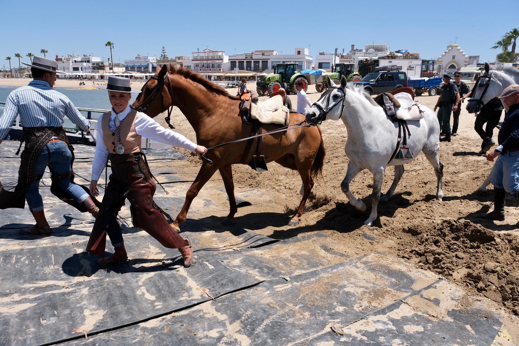 En imágenes: Así han cruzado las hermandades de Cádiz por Bajo de Guía en dirección a la aldea del Rocío