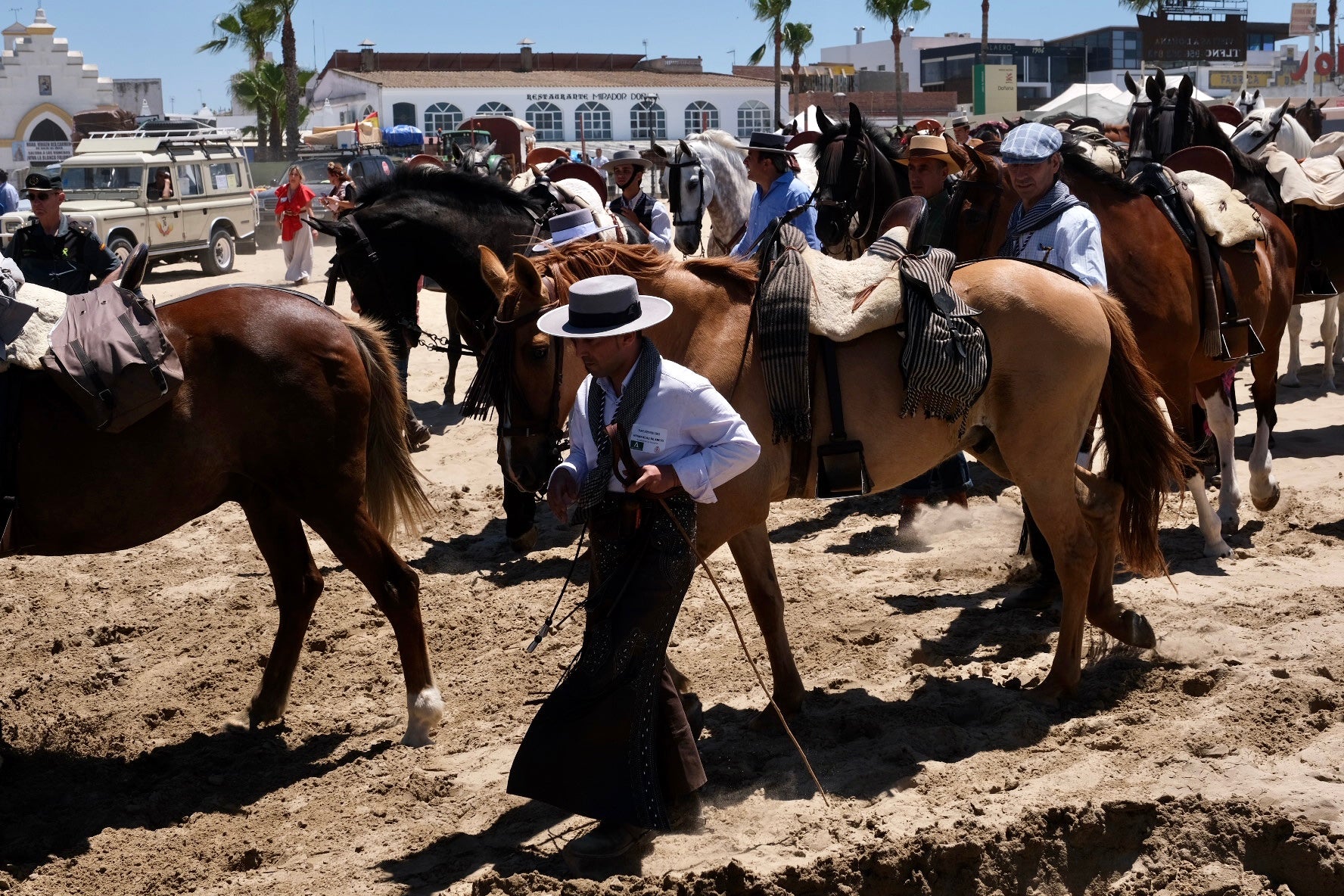 En imágenes: Así han cruzado las hermandades de Cádiz por Bajo de Guía en dirección a la aldea del Rocío