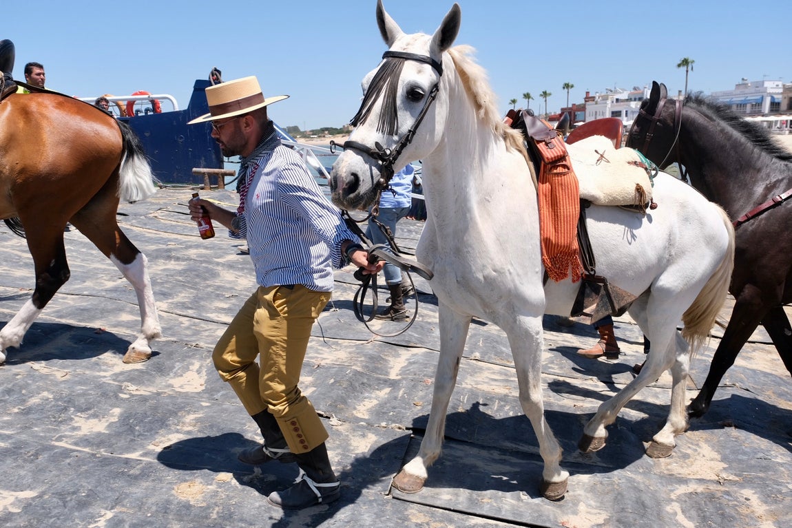 En imágenes: Así han cruzado las hermandades de Cádiz por Bajo de Guía en dirección a la aldea del Rocío