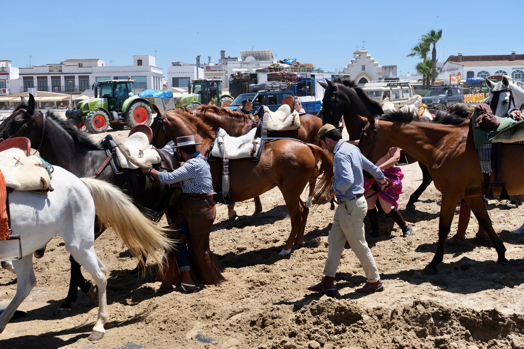 En imágenes: Así han cruzado las hermandades de Cádiz por Bajo de Guía en dirección a la aldea del Rocío