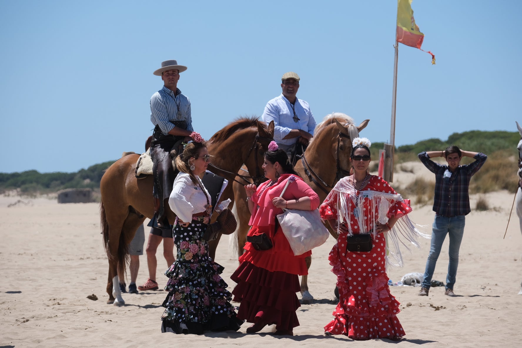 En imágenes: Así han cruzado las hermandades de Cádiz por Bajo de Guía en dirección a la aldea del Rocío