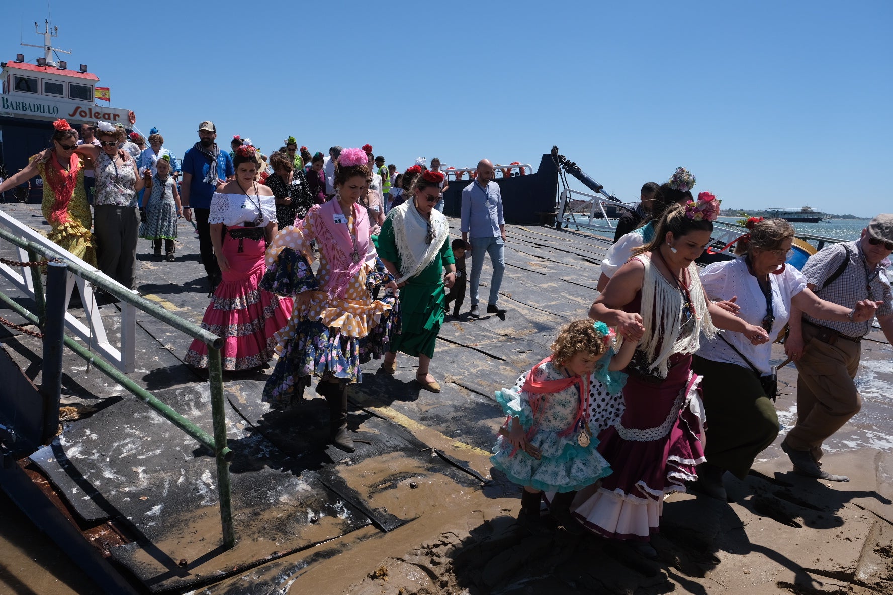 En imágenes: Así han cruzado las hermandades de Cádiz por Bajo de Guía en dirección a la aldea del Rocío