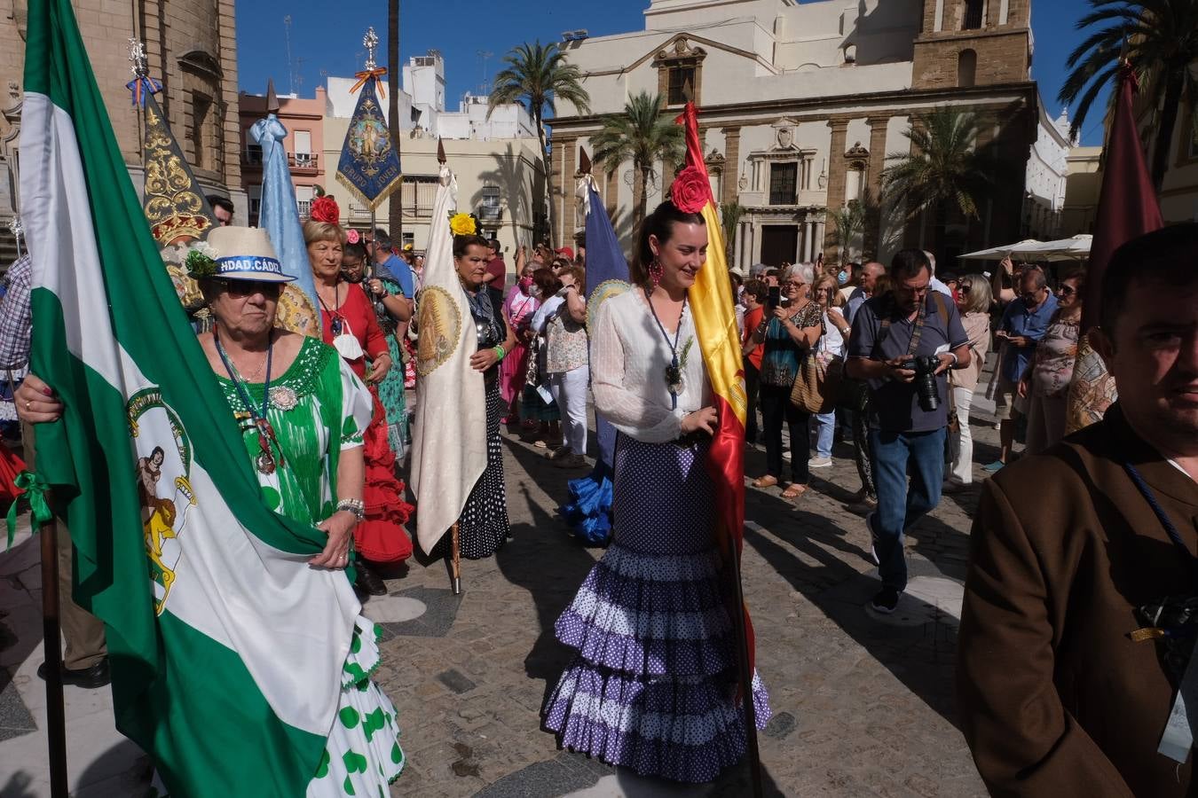 Fotos: Misa de romeros y visita a la Patrona de la hermandad del Rocío de Cádiz