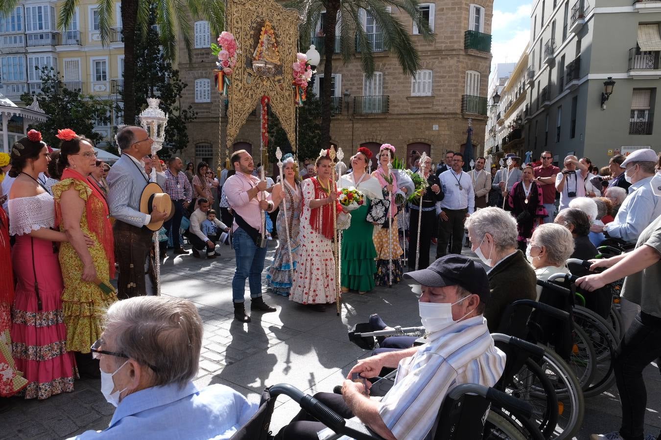 Fotos: Misa de romeros y visita a la Patrona de la hermandad del Rocío de Cádiz