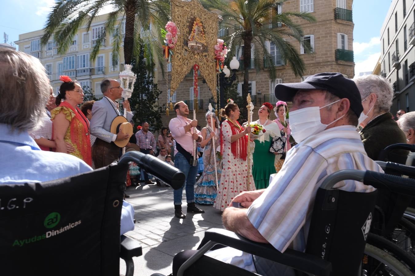 Fotos: Misa de romeros y visita a la Patrona de la hermandad del Rocío de Cádiz