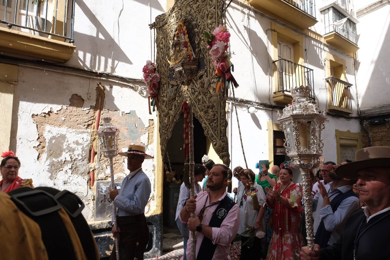 Fotos: Misa de romeros y visita a la Patrona de la hermandad del Rocío de Cádiz