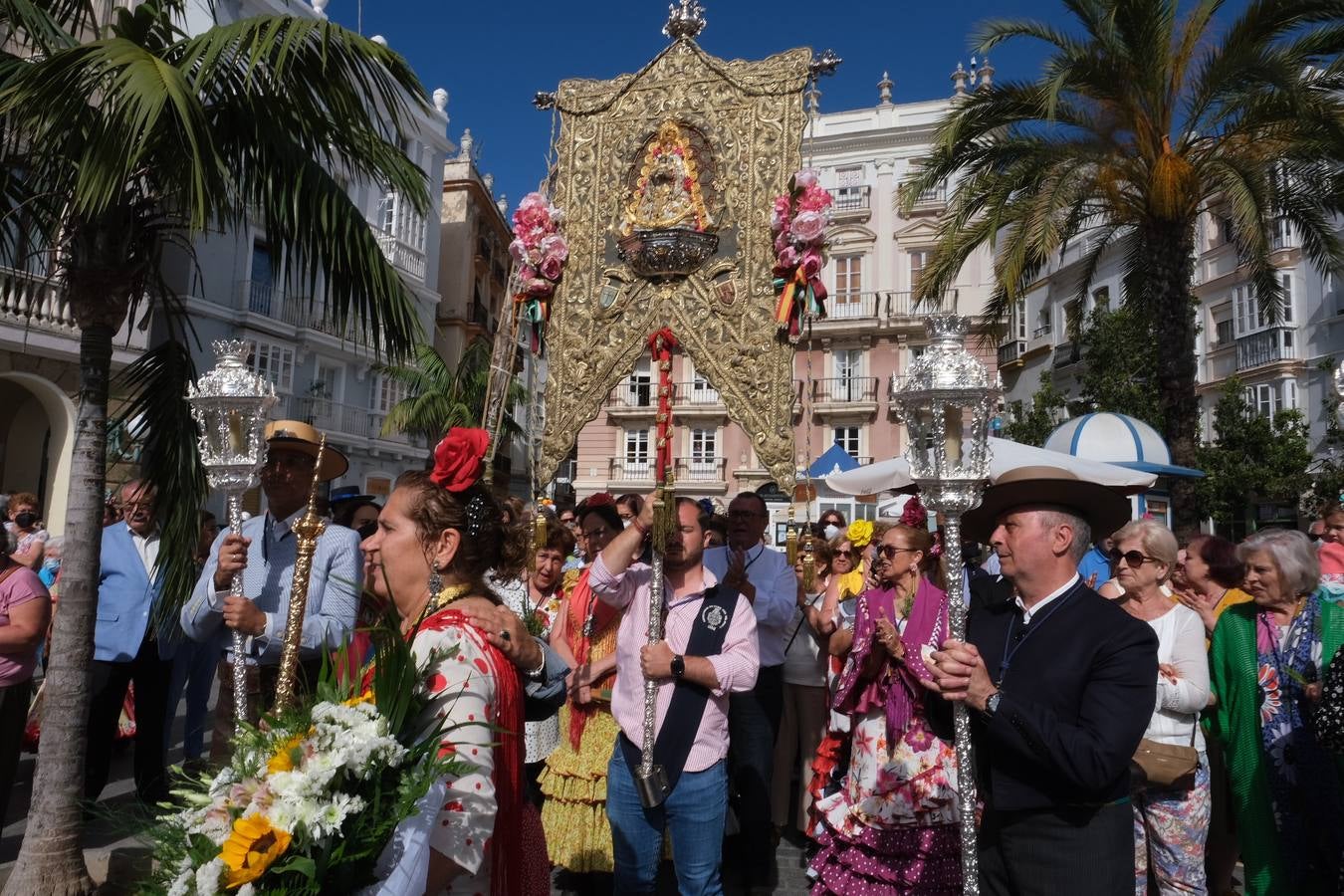 Fotos: Misa de romeros y visita a la Patrona de la hermandad del Rocío de Cádiz