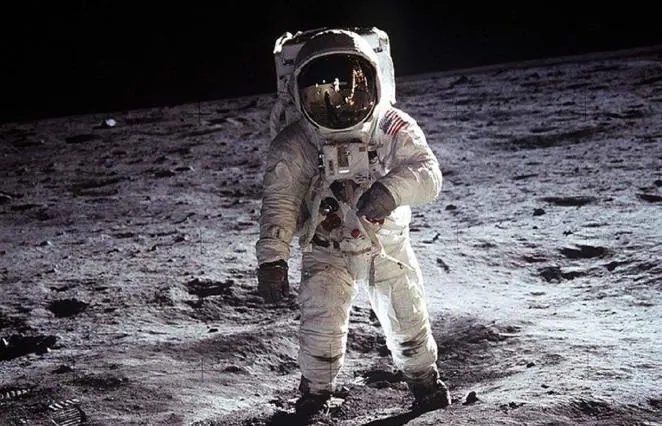 El traje del primer hombre en la Luna. Los trajes espaciales diseñados para el programa Apolo contaban con elementos que los primeros trajes no tenían, ya que estaban diseñados para caminar por la Luna: tenían botas para caminar por superficies rocosas, además de un sistema de soporte de vida -similar al Subsistema Portátil de Soporte de Vida de los trajes modernos-, que permitía que los astronautas pudieran realizar exploraciones fuera del módulo de aterrizaje lunar. Como curiosidad: fueron fabricados por la compañía ILC Dover, más conocida por su marca comercial Playtex, de sujetadores.