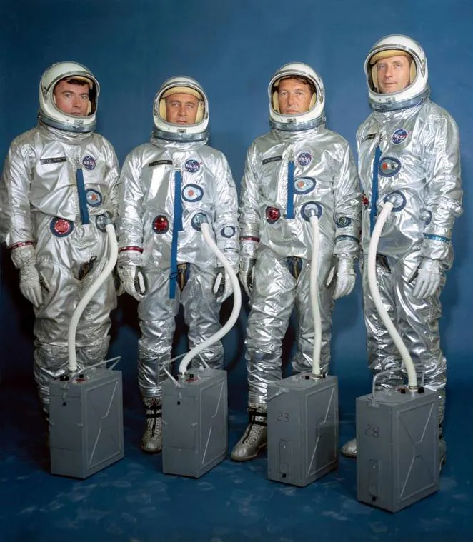 ‘Estrenando’ el espacio: Programa Gemini. El primer paseo espacial se llevó a cabo durante el programa Gemini. Los trajes que se usaron para el programa Gemini eran más modernos que los del programa Mercury, aunque no tenían soporte de vida propio, sino que se conectaban a los sistemas de soporte de vida en la nave espacial Gemini con un cable llamado ‘cordón umbilical’.