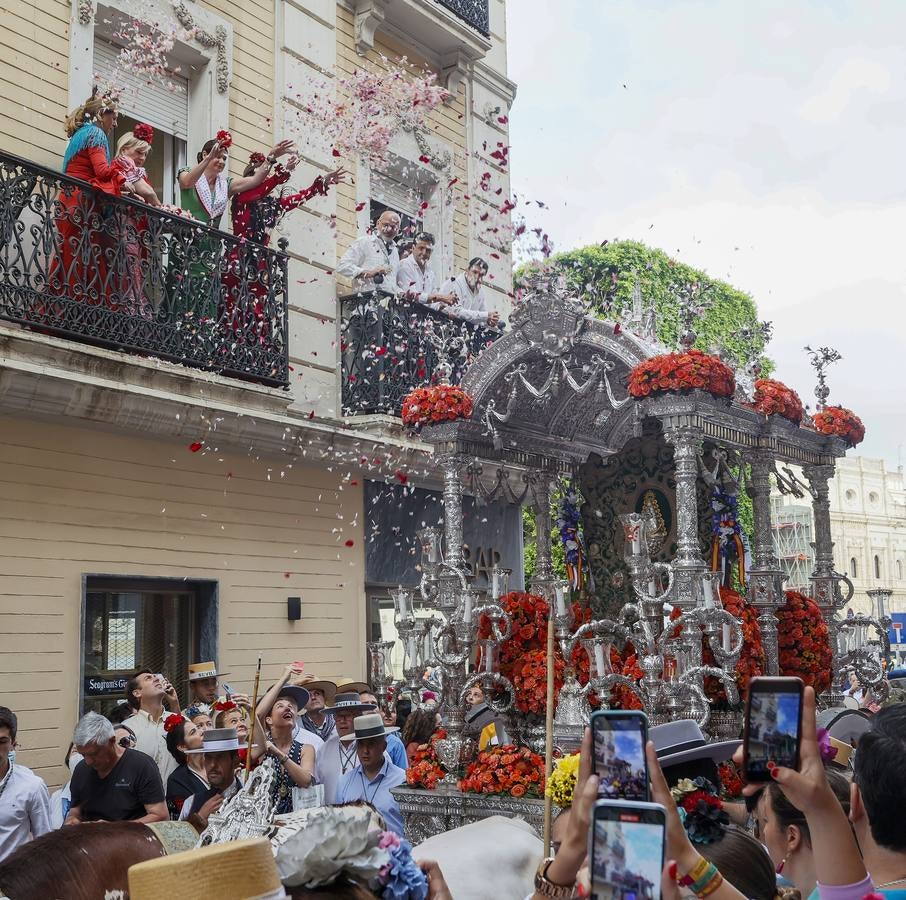 Salida de la hermandad de Sevilla hacia el Rocío