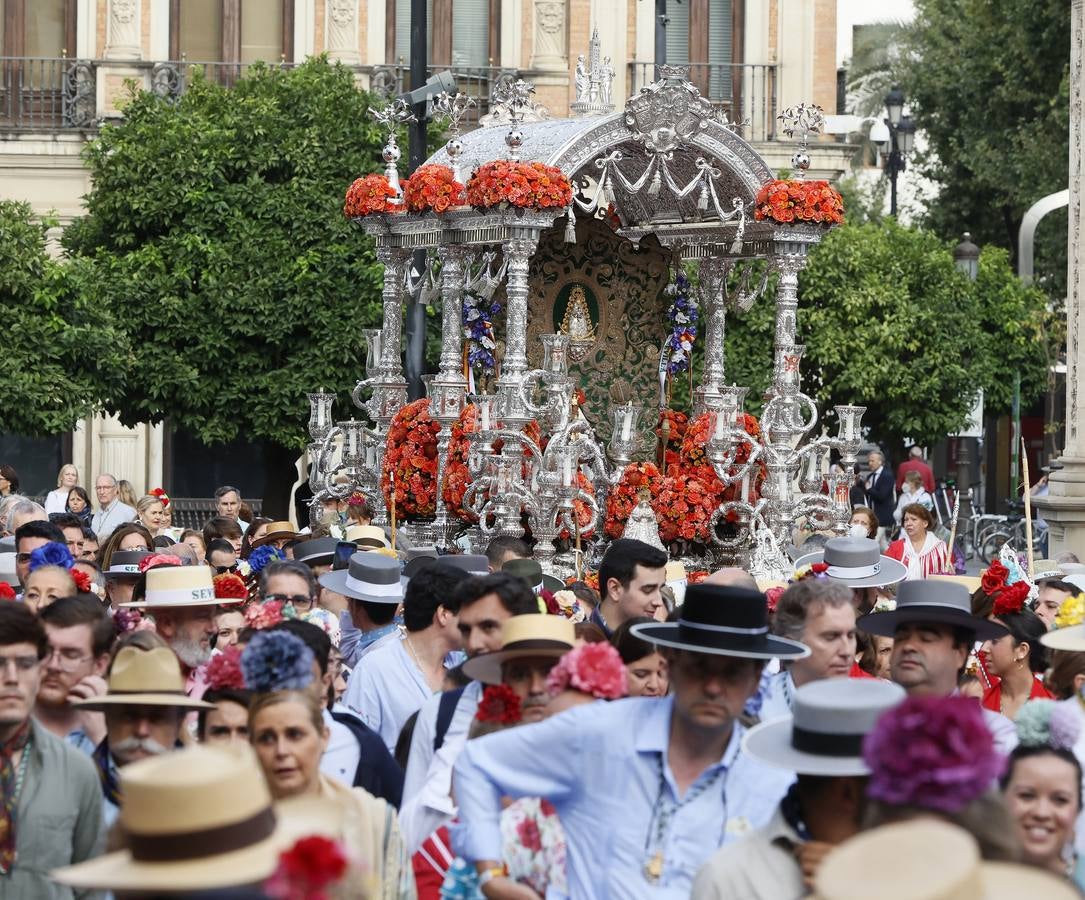 Salida de la hermandad de Sevilla hacia el Rocío