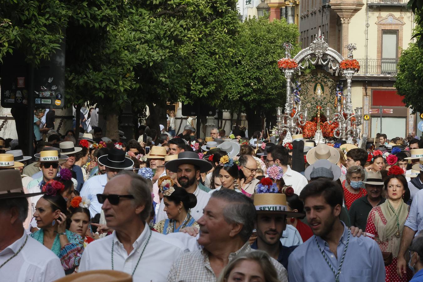 Salida de la hermandad de Sevilla hacia el Rocío