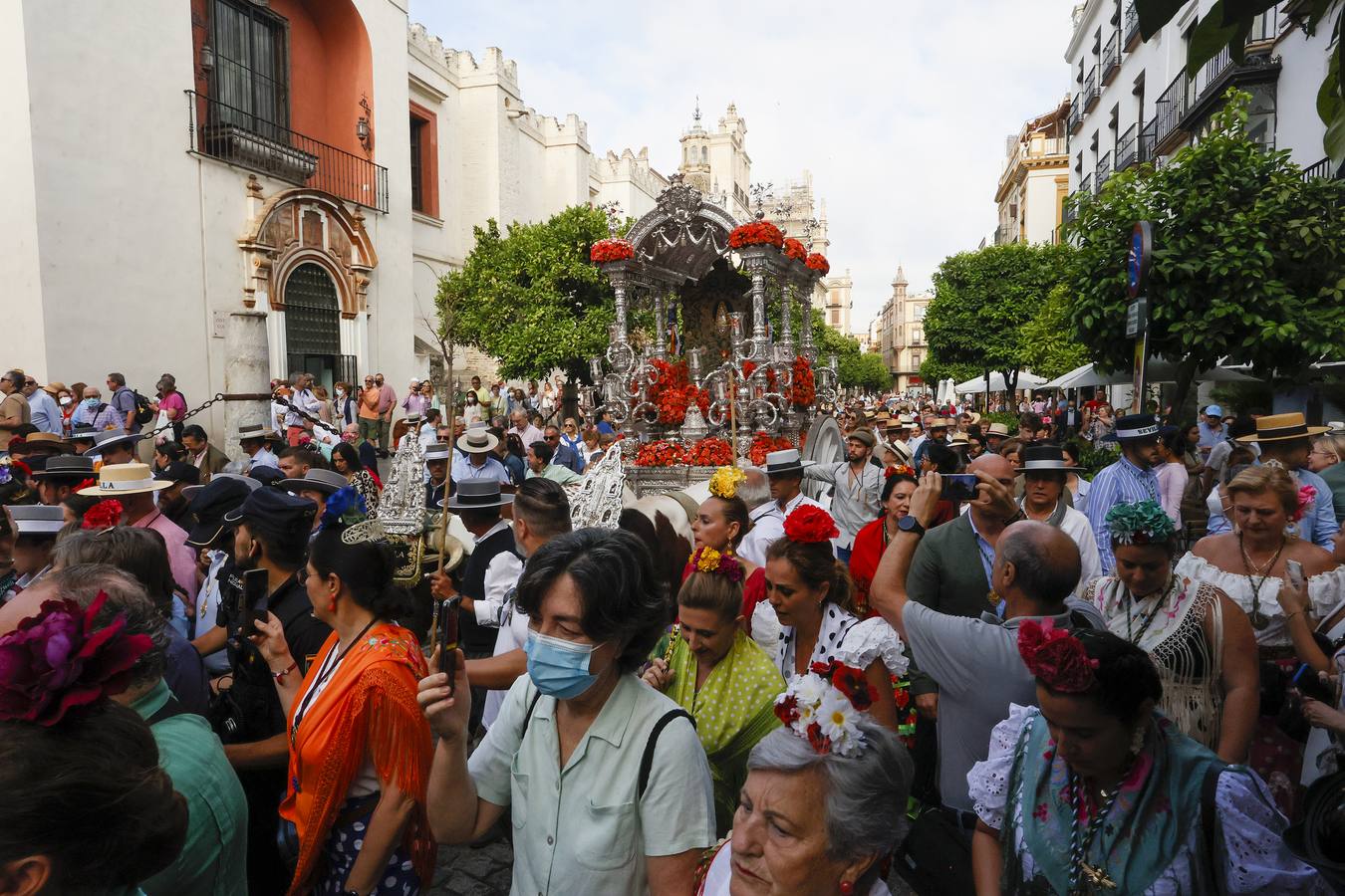 Salida de la hermandad de Sevilla hacia el Rocío