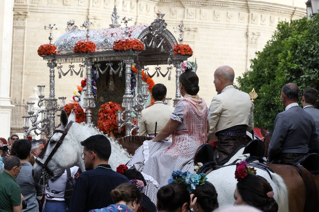 Salida de la hermandad de Sevilla hacia el Rocío