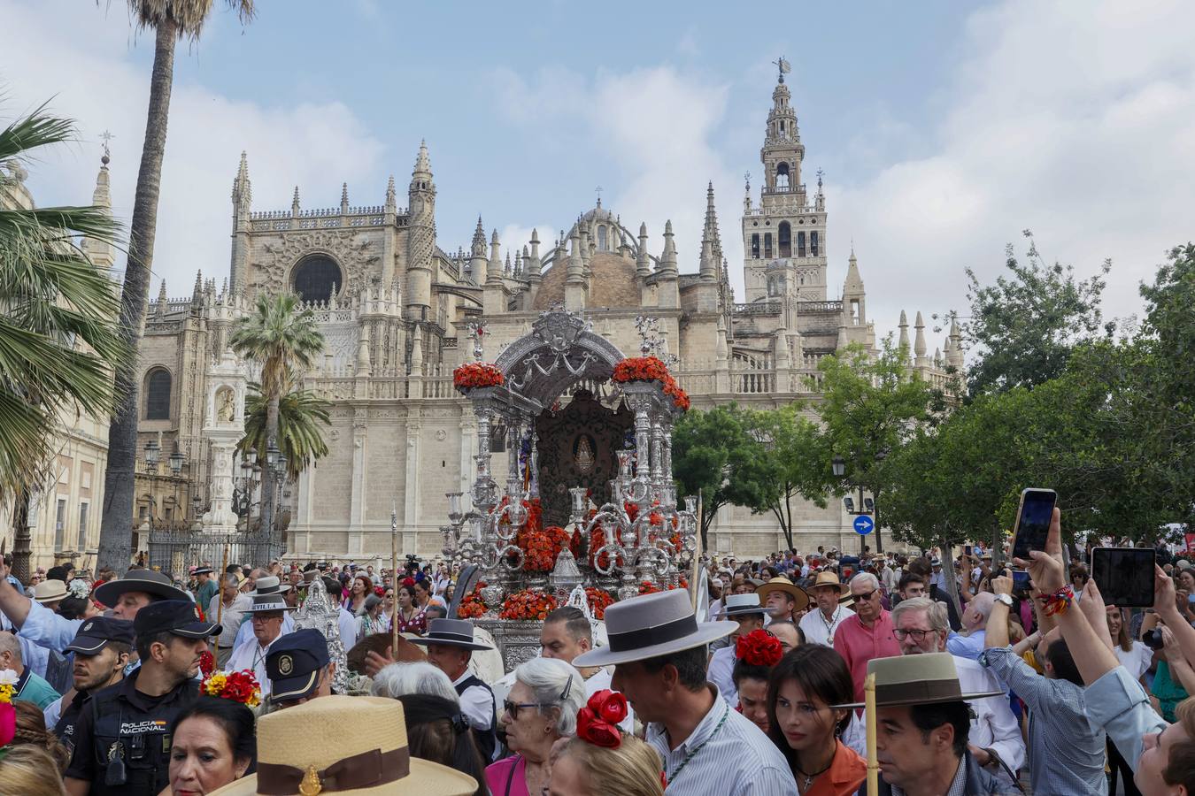 Salida de la hermandad de Sevilla hacia el Rocío