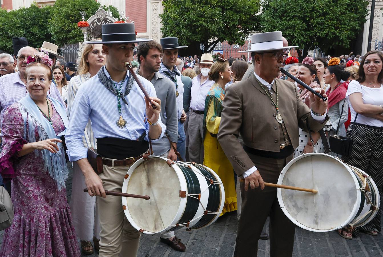 Salida de la hermandad de Sevilla hacia el Rocío