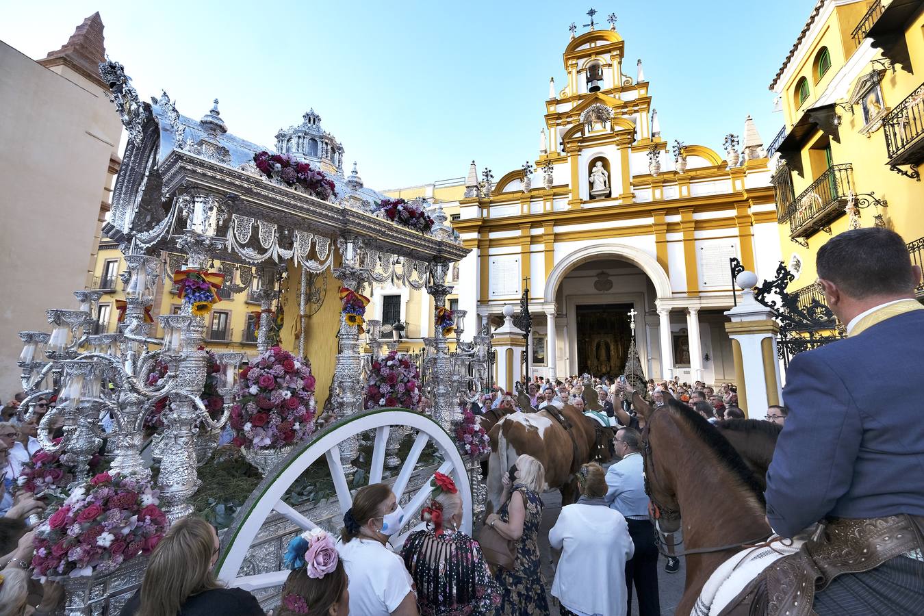 Salida de la hermandad del Rocío de la Macarena