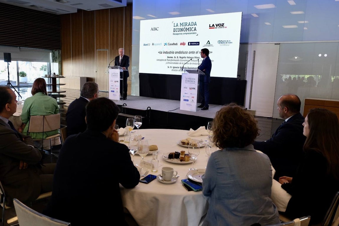 Fotos: Ambiente en la Mirada Económica de ABC y La Voz con Rogelio Velasco