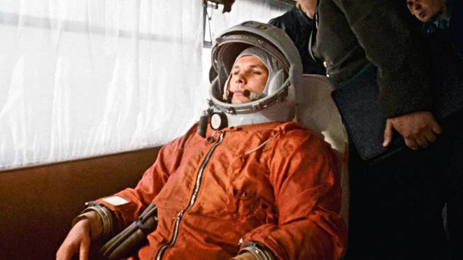 La URSS decidió no usar trajes presurizados. Aunque los primeros trajes presurizados se idearon para el Programa Vostok (con el que Yuri Gagarin se convertiría en el primer hombre en alcanzar el espacio), sus responsables pensaron no incluirlos en las naves Soyuz para poder albergar a tres tripulantes en lugar de dos. El traje se componía de una cubierta de doble capa, una de caucho y otra de ‘lavsan’ (poliéster reforzado), la cual tenía un espejo cosido a la manga que servía de ayuda para localizar los interruptores y medidores menos accesibles.