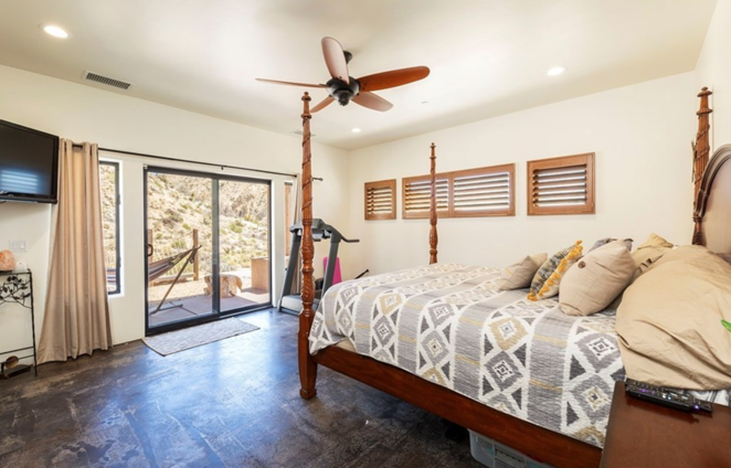 Así es el refugio de Amber Heard. La amplia suite principal tiene acceso directo al patio trasero y un baño con dos tocadores, una ducha de piedra personalizada y una bañera en el centro tipo spa.