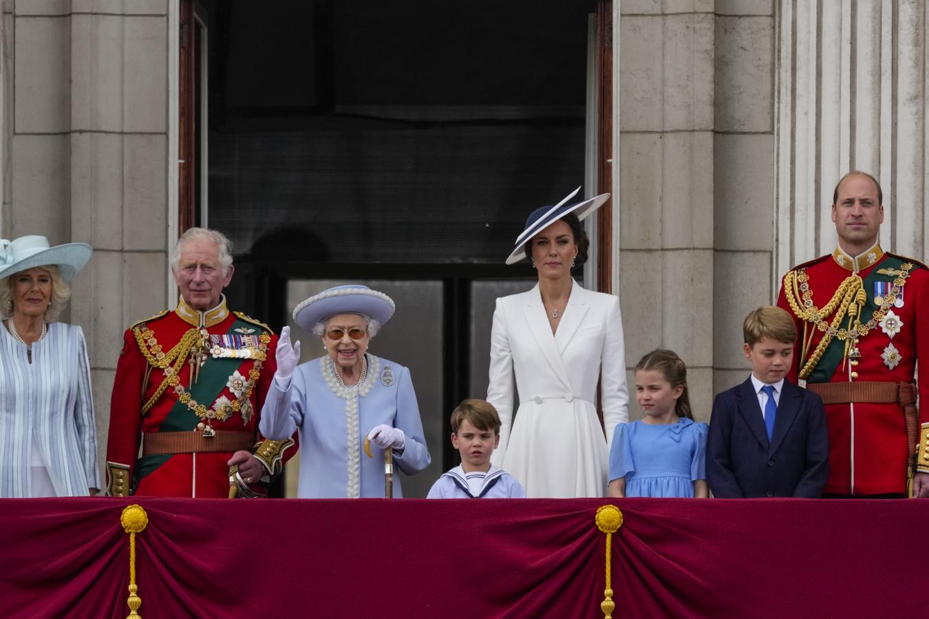 La esperada foto de la Familia Real británica sin los duques de Sussex ni el príncipe Andrés que, casualmente, ha dado positivo en Covid. 