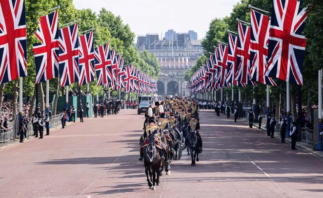 Imagen del desfile con el 'God save the Queen'  de fondo.. 