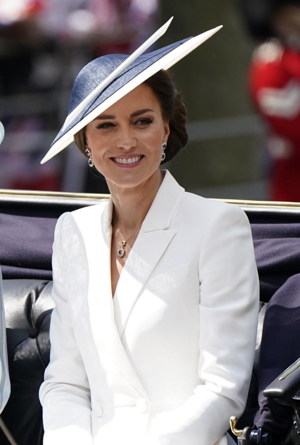 Una de las más radiantes, con permiso de la Reina Isabel II, es Catalina de Cambridge con un traje de chaqueta en color blanco.. 