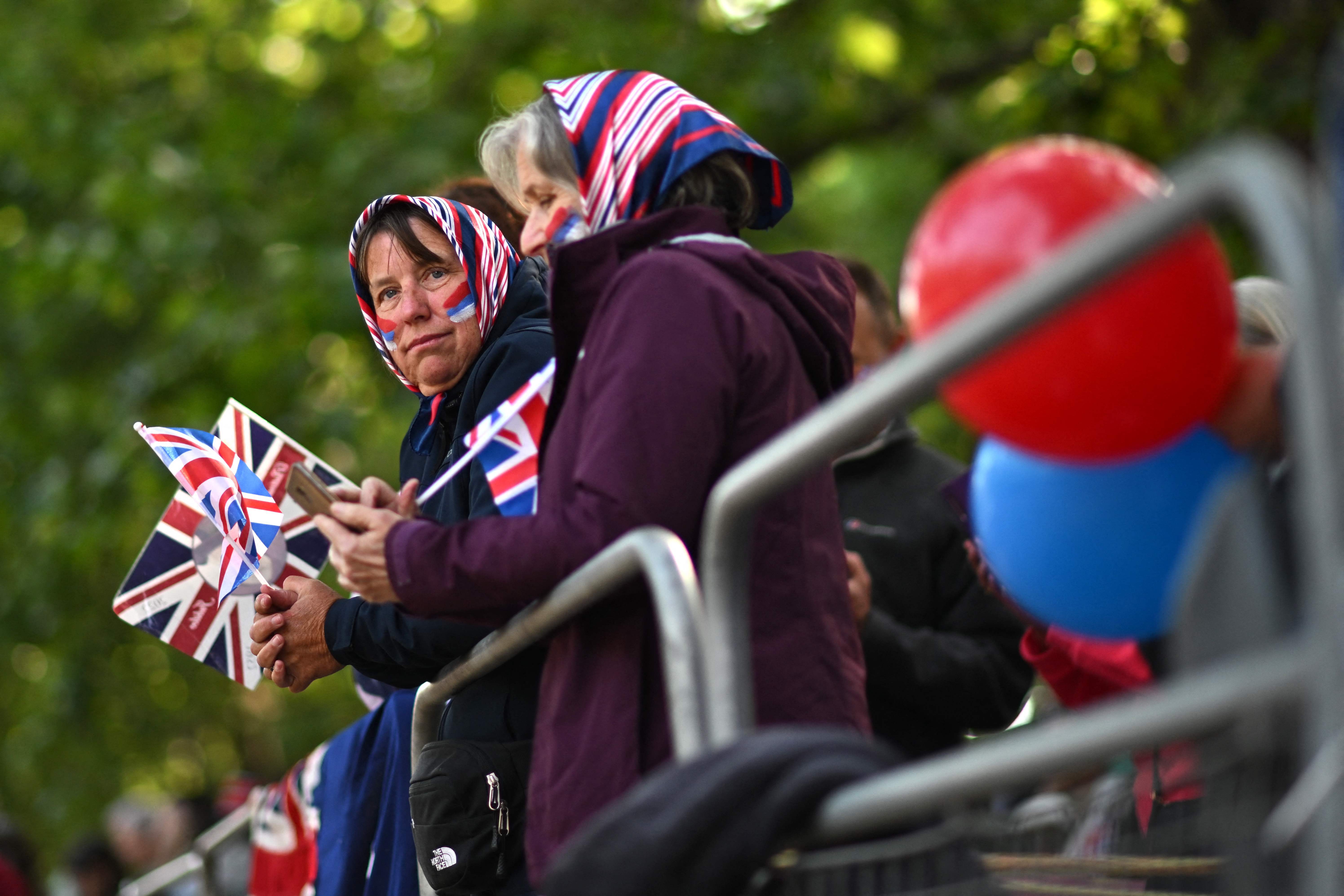 Miles de personas se han congregado en los alrededores del Palacio de Buckingham ataviadas con banderas nacionales. 