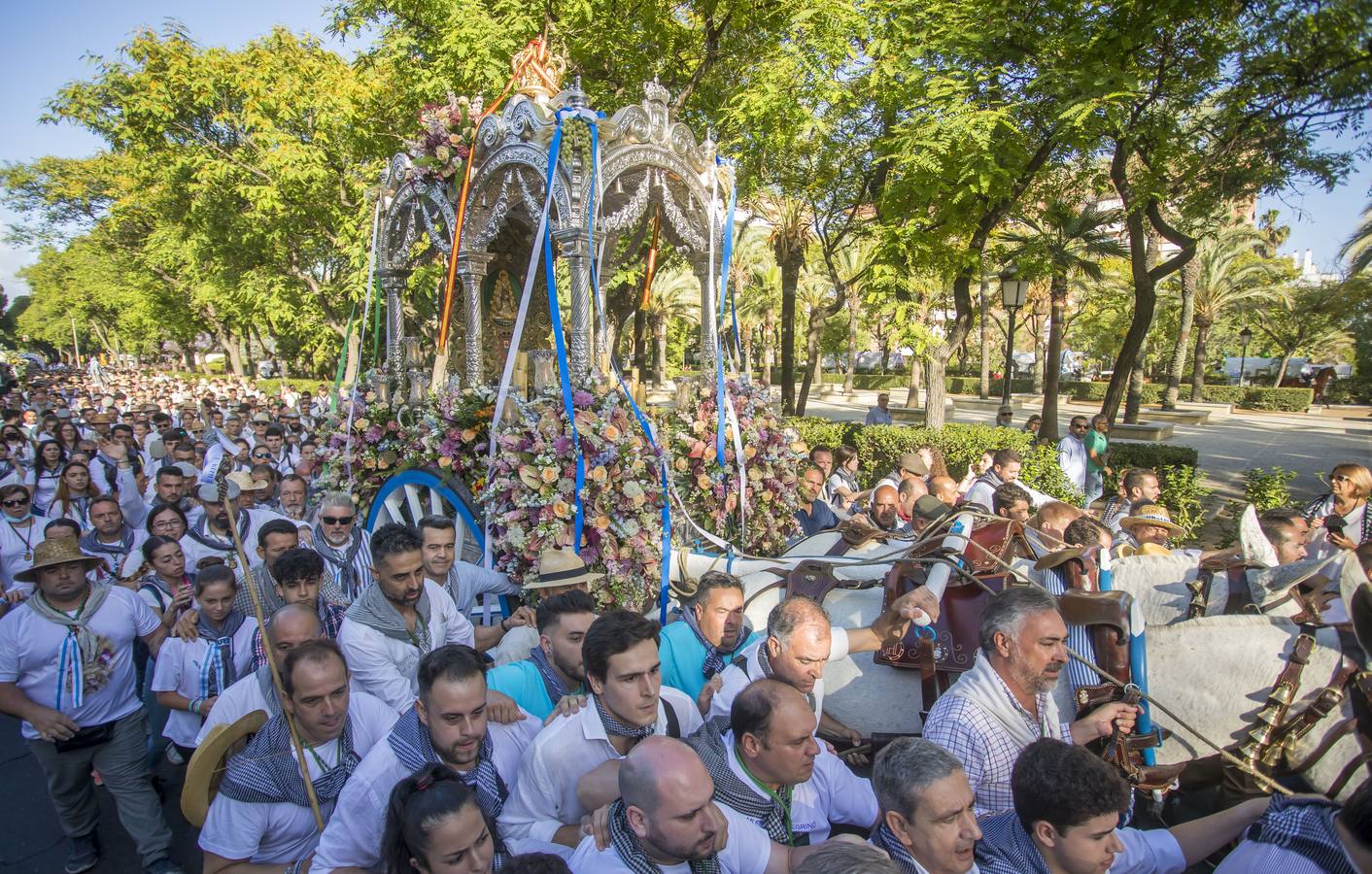 Multitudinaria salida de la Hermandad de Huelva hacia El Rocío