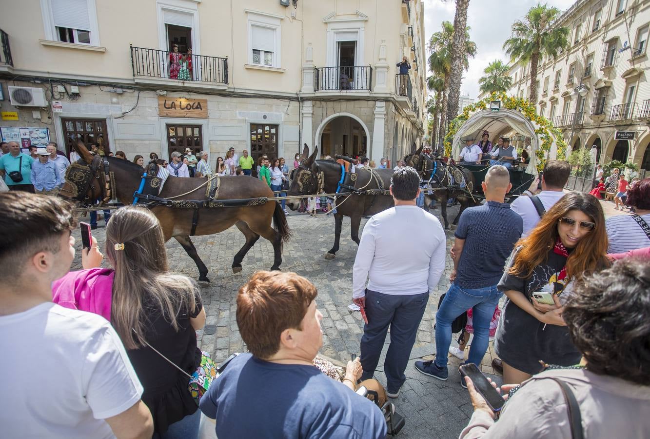 Multitudinaria salida de la Hermandad de Huelva hacia El Rocío