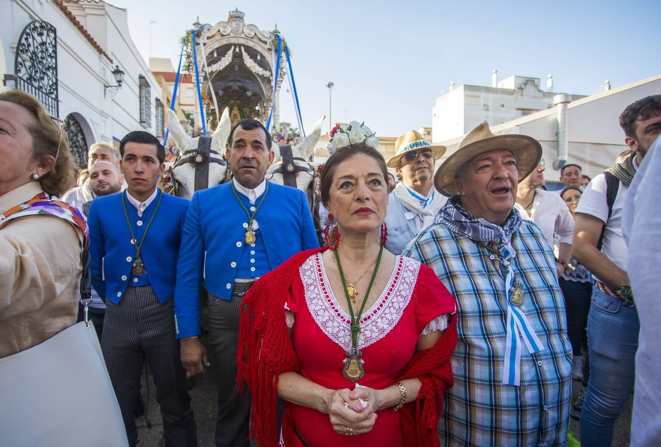 Multitudinaria salida de la Hermandad de Huelva hacia El Rocío