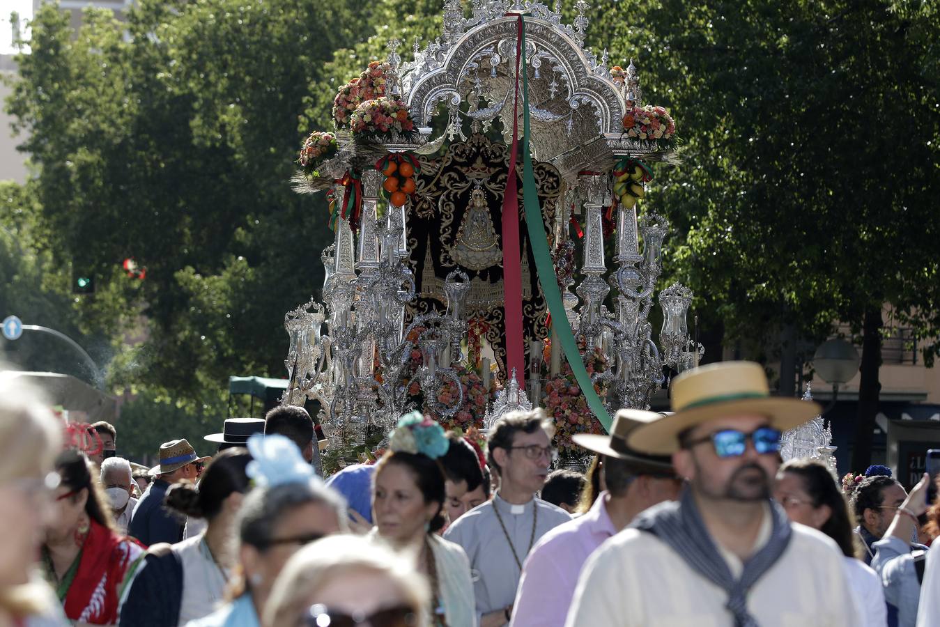 Salida de la Hermandad del Rocío de Sevilla Sur hacia la aldea almonteña