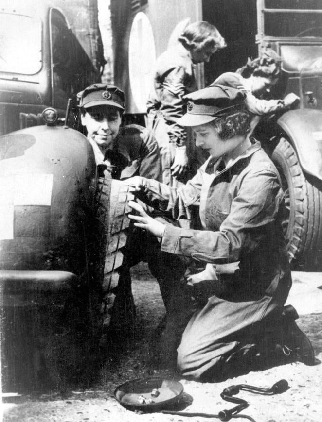 Durante la Segunda Guerra Mundial, la princesa Isabel vivió en carne propia los bombordeaos junto a su padre, Jorge VI. Ella se dedicó a viajar por todo el país para levantar la moral de las tropas. Antes del Desembarco de Normandía, visitó varias veces a las unidades aerotransportadas que se entrenaban para partir hacia el frente. 