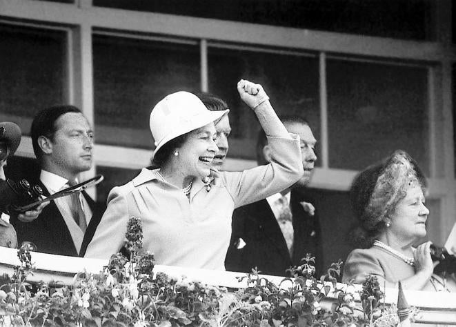 La Reina Isabel II, durante una carrera de caballos, en 1978. 