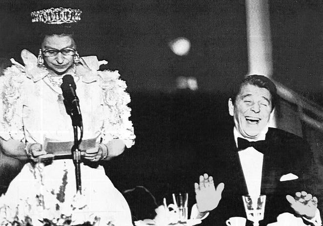 Ronald Reagan y la reina Isabel mantuvieron una divertida amistad. El político y su esposa fueron la primera pareja presidencial en pasar la noche en el castillo de Windsor. A la postre, la monarca les devolvió la visita. En la imagen, fechada en 1983, ambos disfrutaban del momento en la Cumbre del clima de California. 