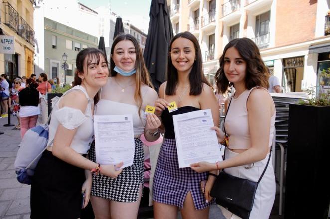 Cuatro estudiantes muestran las hojas de reclamaciones interpuestas ante la larga espera