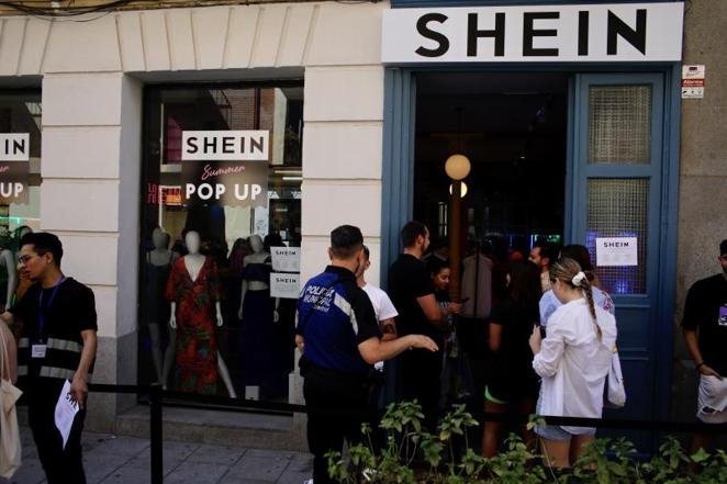 La Policía Municipal ha intervenido para mantener el orden en el local y alrededores